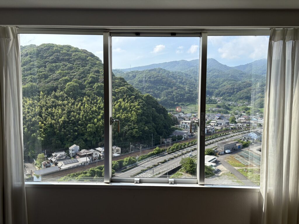 客室の窓からの眺め（山側のビュー）