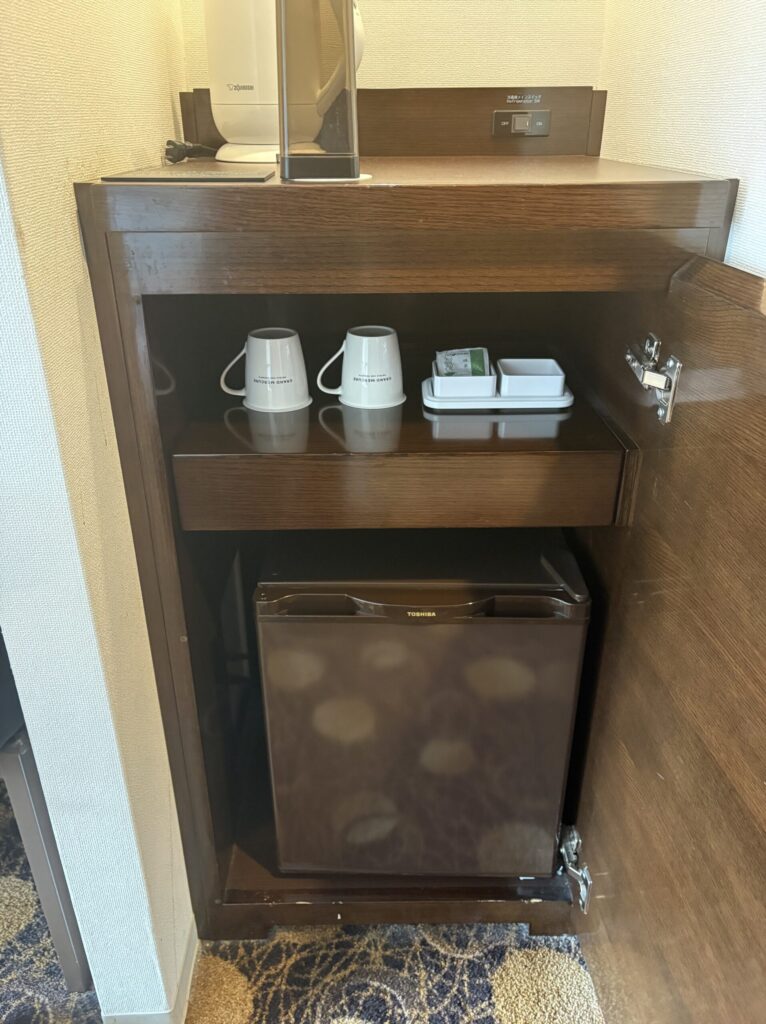 客室の冷蔵庫とお茶セット