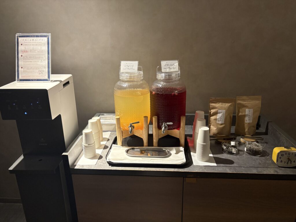 温泉ラウンジのフリードリンク（水出し茶など）