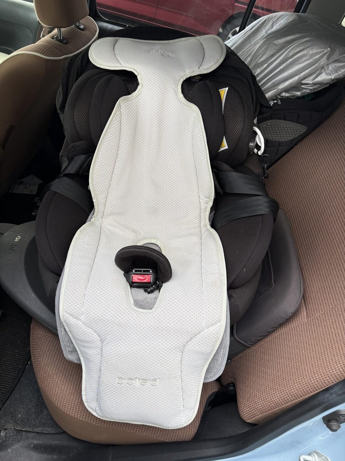 コンビ THE S Plus 回転式チャイルドシートを車に取り付けた様子