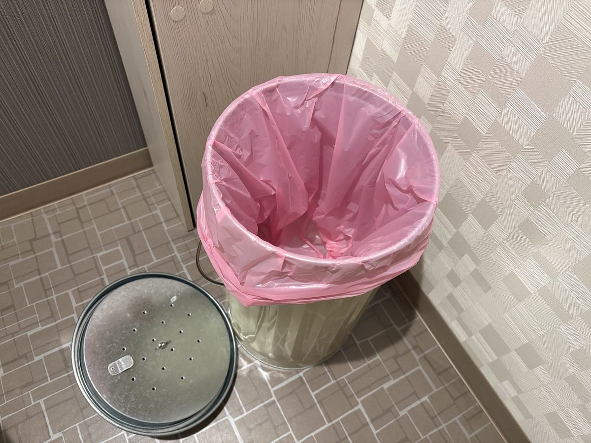 市販のゴミ袋をセットしたおむつ用ゴミ箱の内側