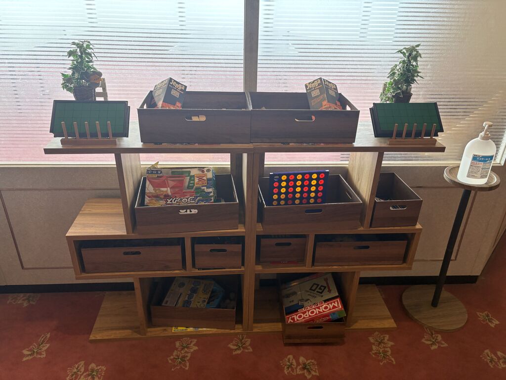 館内のボードゲーム貸出棚