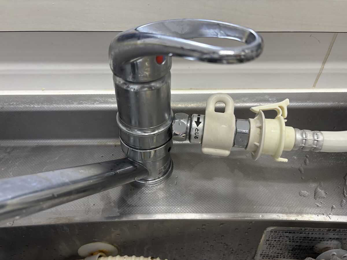 蛇口に取り付けた食洗機用の分岐水栓CB-SEF8