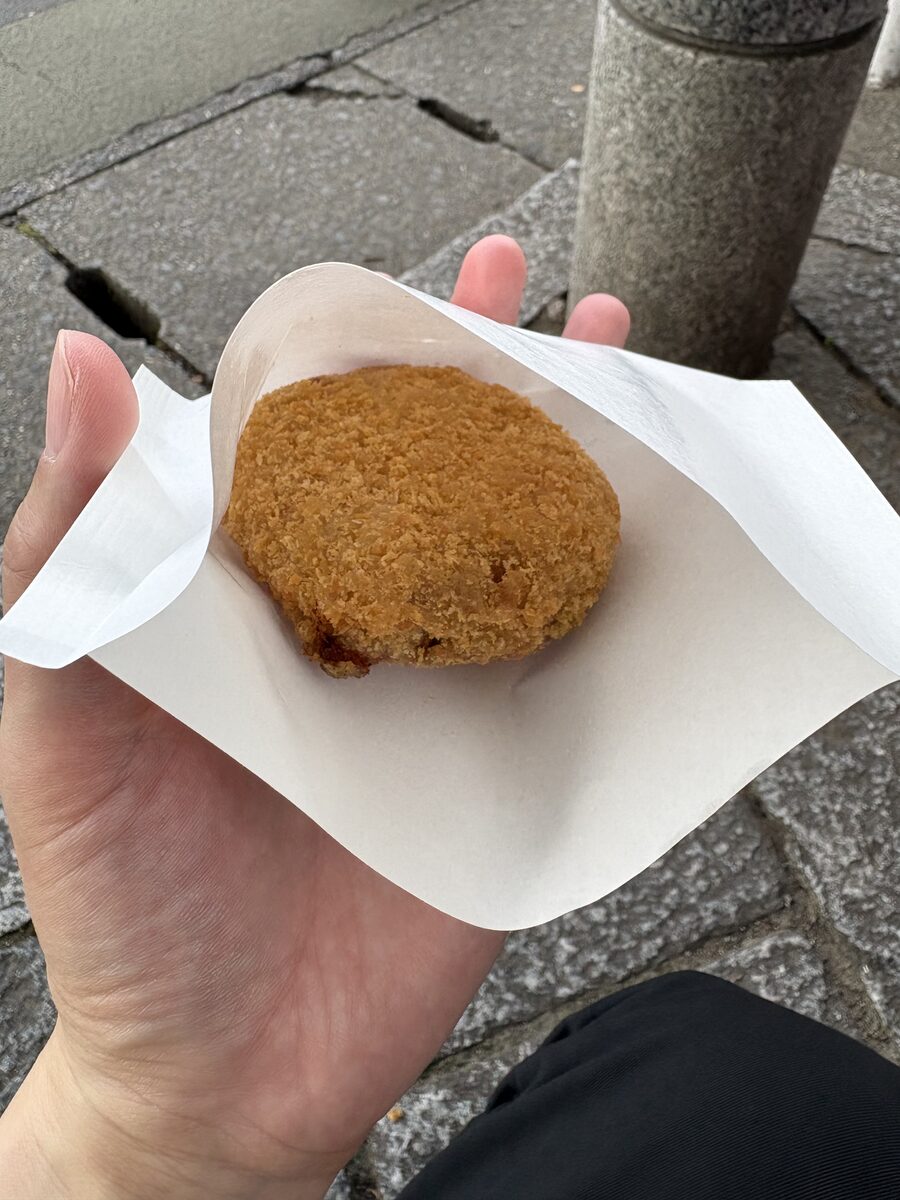 金賞コロッケ本店で買ったコロッケ（手元）
