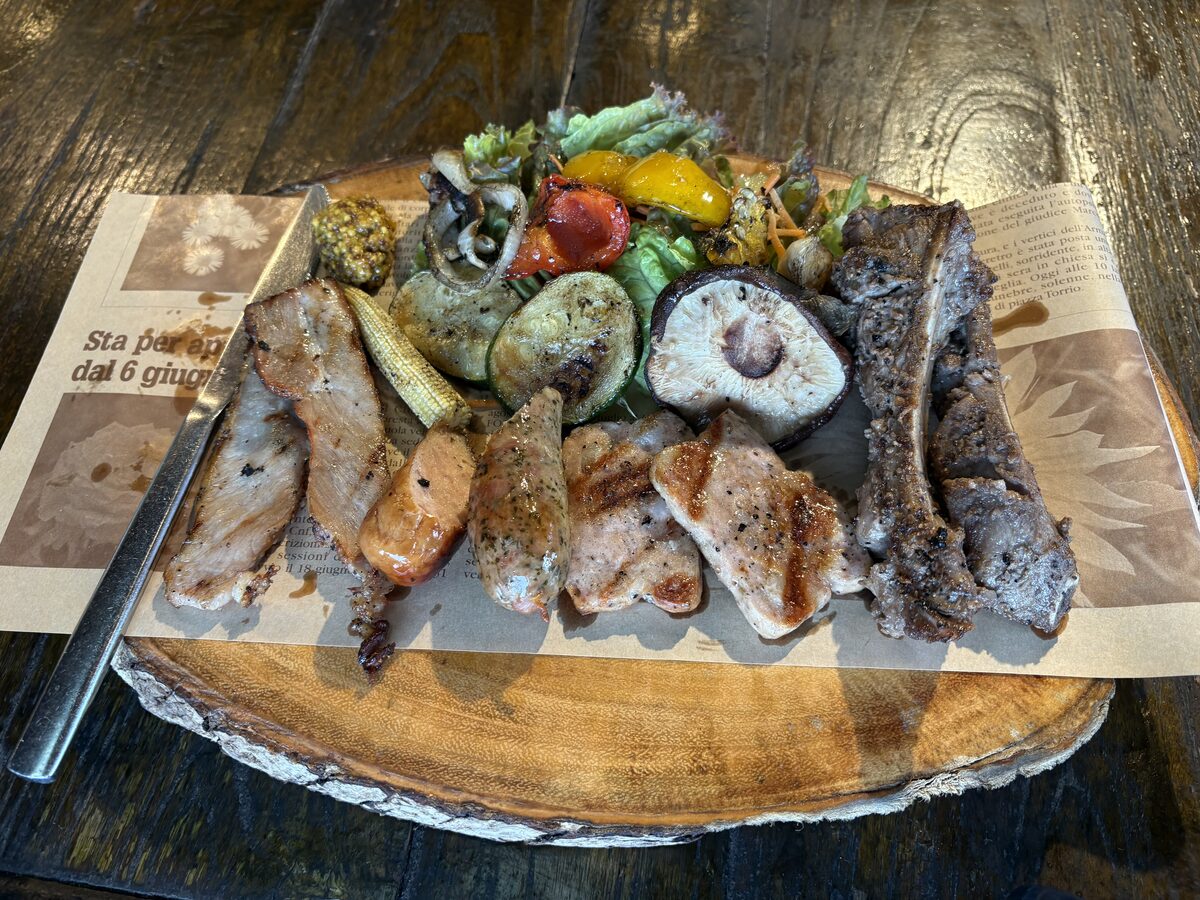 櫟の丘の肉盛りとグリル野菜のプレート