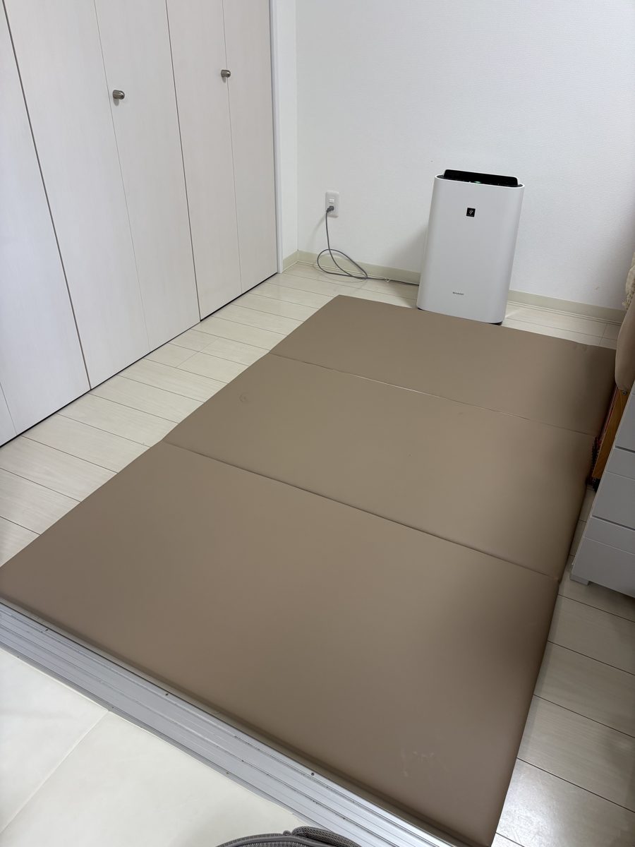 分割したネビオPletプレイマットの1枚を別の部屋に敷いた様子