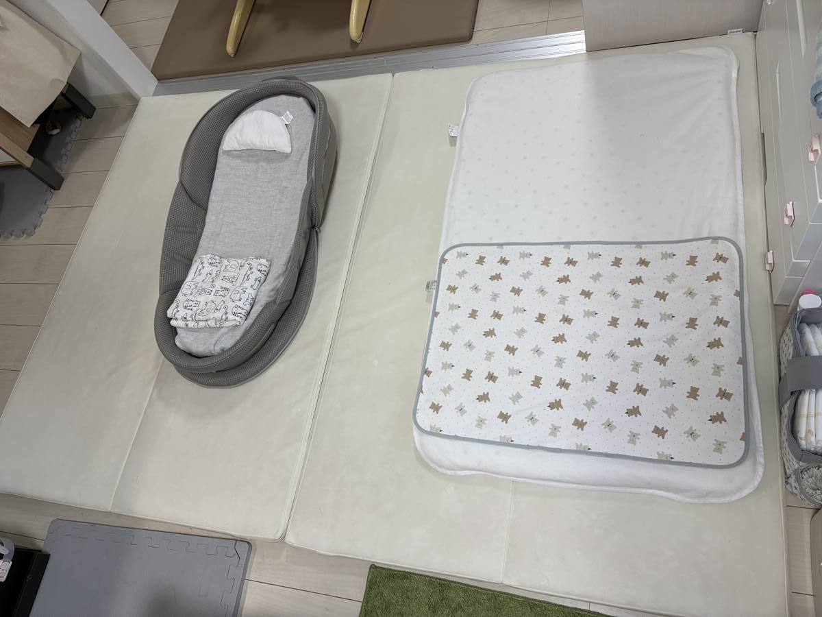 リビングに敷いたケラッタの厚手プレイマット（ホワイト）全体