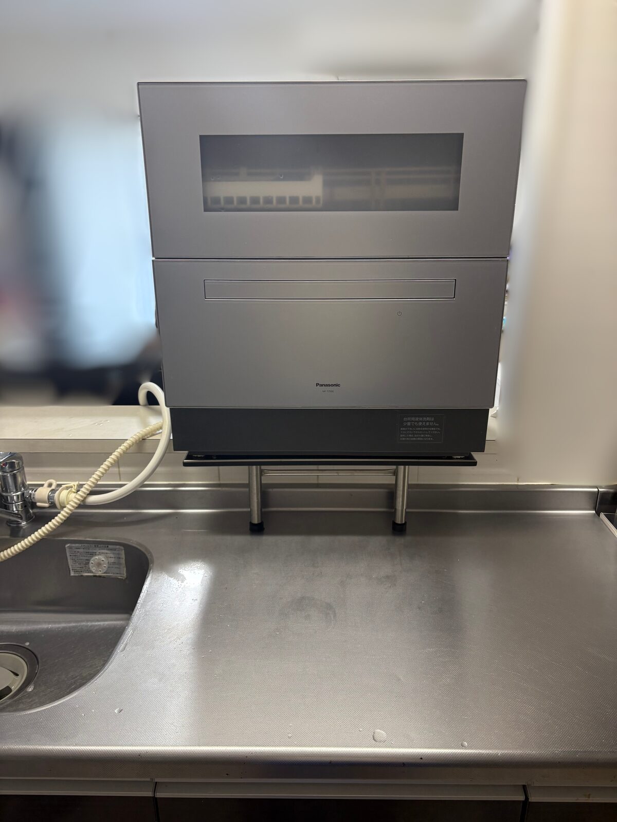 賃貸キッチンに置き台と高さ調節脚で設置した食洗機NP-TZ500