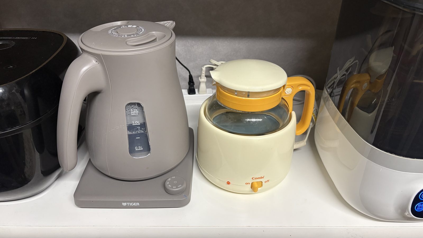 タイガーの蒸気レス電気ケトルとコンビの調乳じょーずを並べた様子