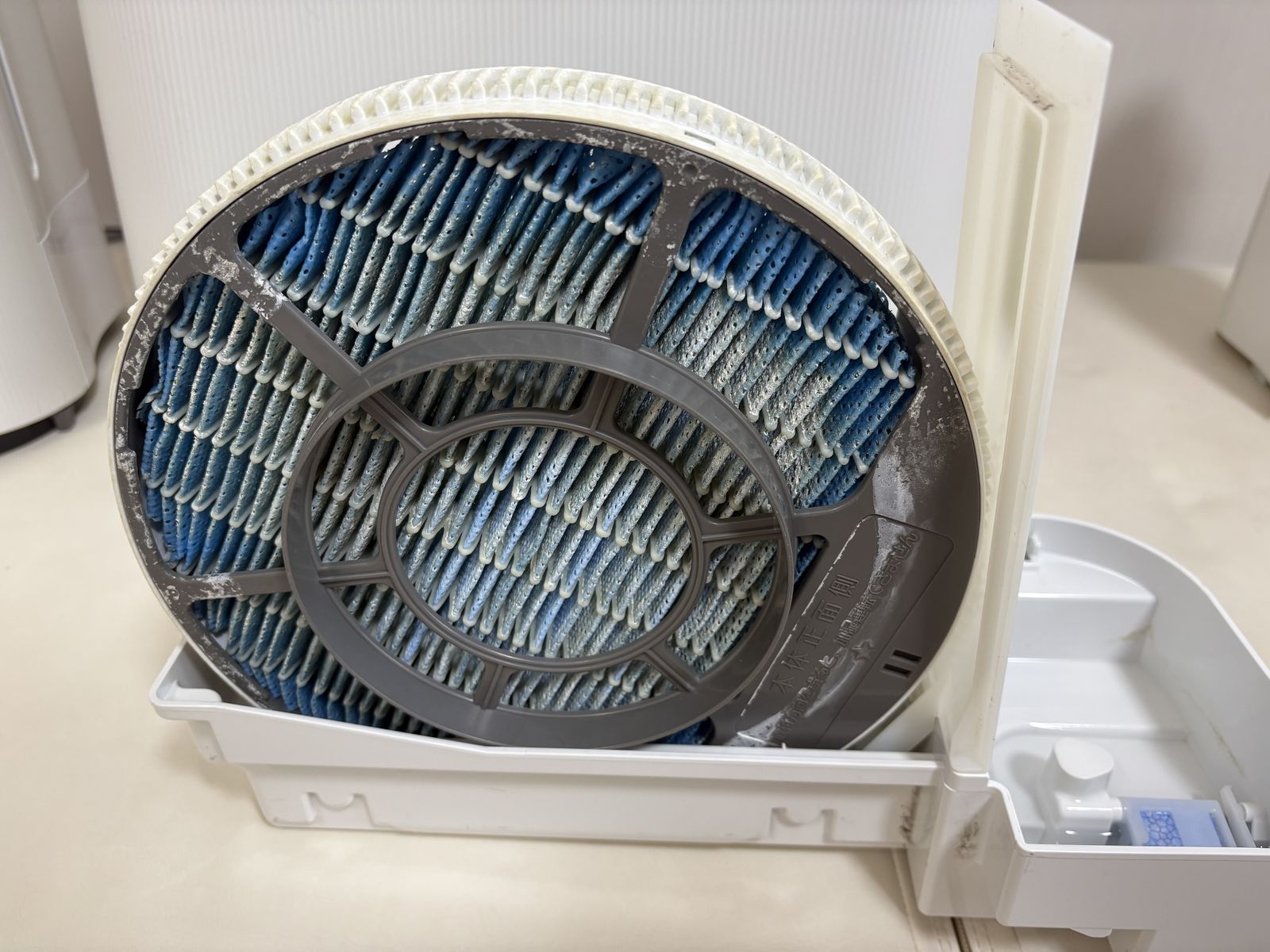水あかが白く付いたKC-N50の加湿フィルター