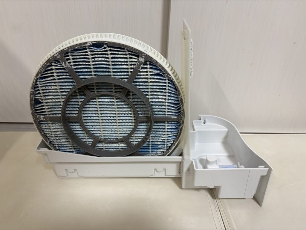 重曹とクエン酸で洗ったあとも白い固まりが全体に残った加湿フィルター